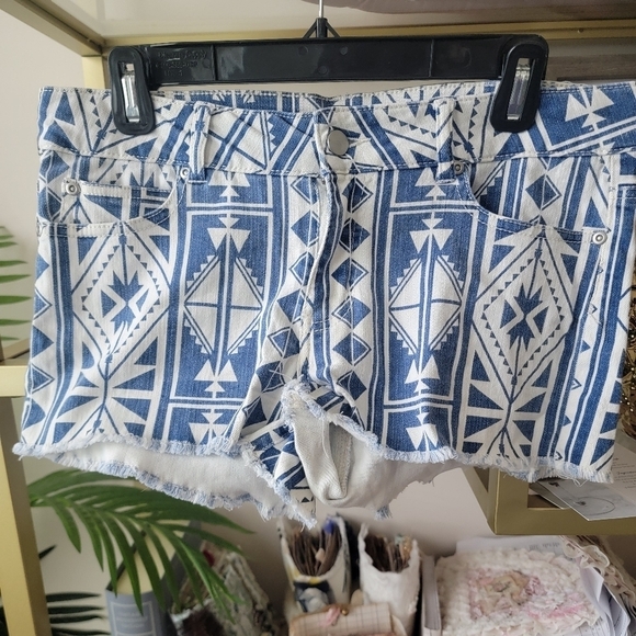 Forever 21 Blue and White Tribal Print Mini Denim Jean Shorts - US Size 29 - Picture 2 of 4